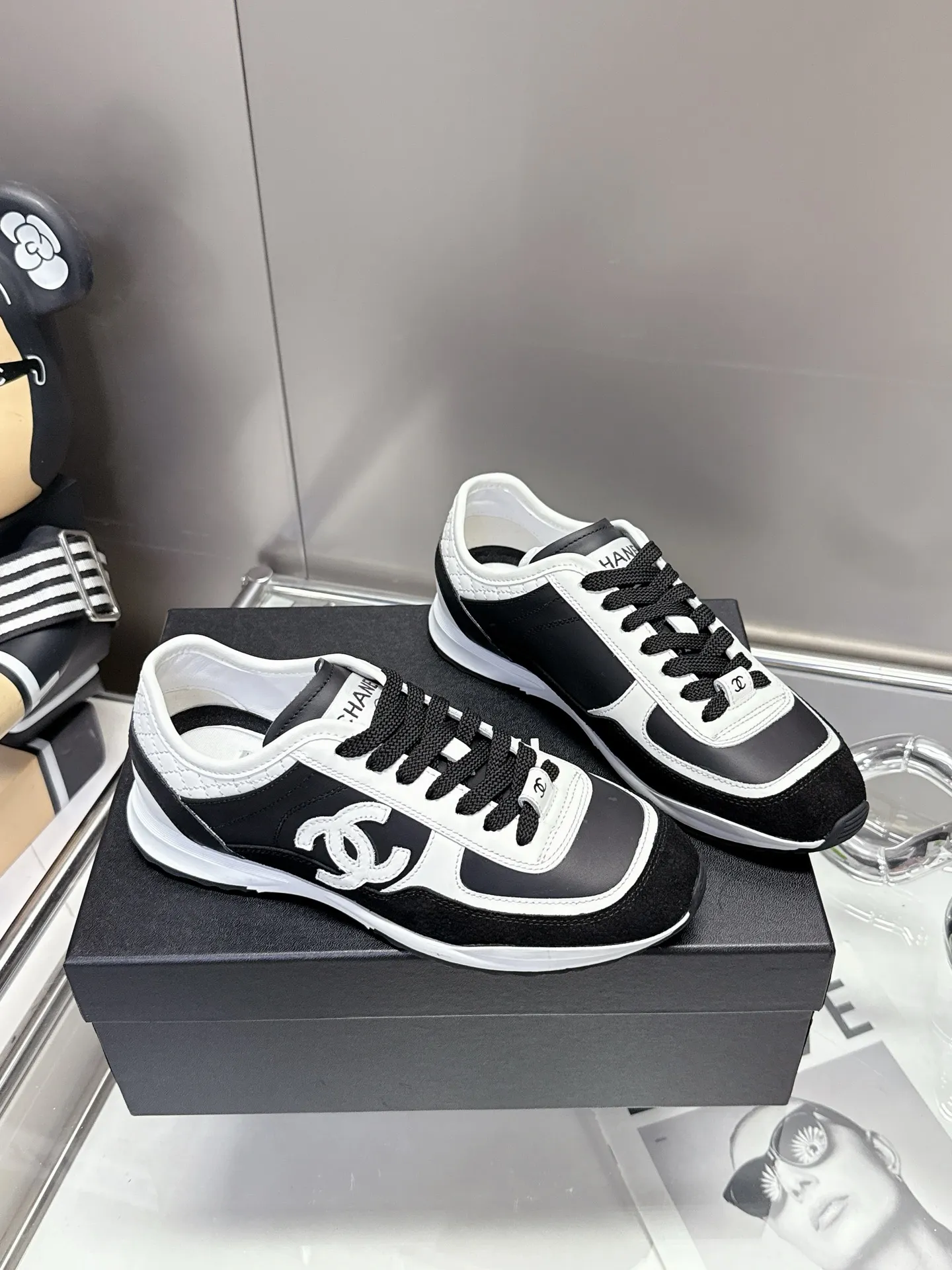 👟👟Ex-factory price 500👟👟 (size 35-40) Chanel 25p panda sneakers! It’s really out of the spotlight recently, and there’s a reason why it’s so popular! The upper is made of first-layer calfskin, with a sheepskin lining, which is breathable and comfortable. It has a full whitening effect and can easily show off your slender legs when paired with any style of clothes. Whoever wears it will look better~ The comfort level is simply amazing. Beauty and comfort coexist, and they are extremely versatile. Wearing it can easily walk ten or twenty thousand steps without any pressure, and it feels light and breathable. The classic black and white color scheme is really the best for spring and summer wear! No matter what kind of clothes you wear in daily life, you can never go wrong. You can mix and match them beautifully and look very delicate and stylish. People with wide feet don’t have to worry about making their feet look fat. Wearing it will make your feet look better. I really love this pair of shoes. Come and get a pair to make your steps more comfortable and fashionable!